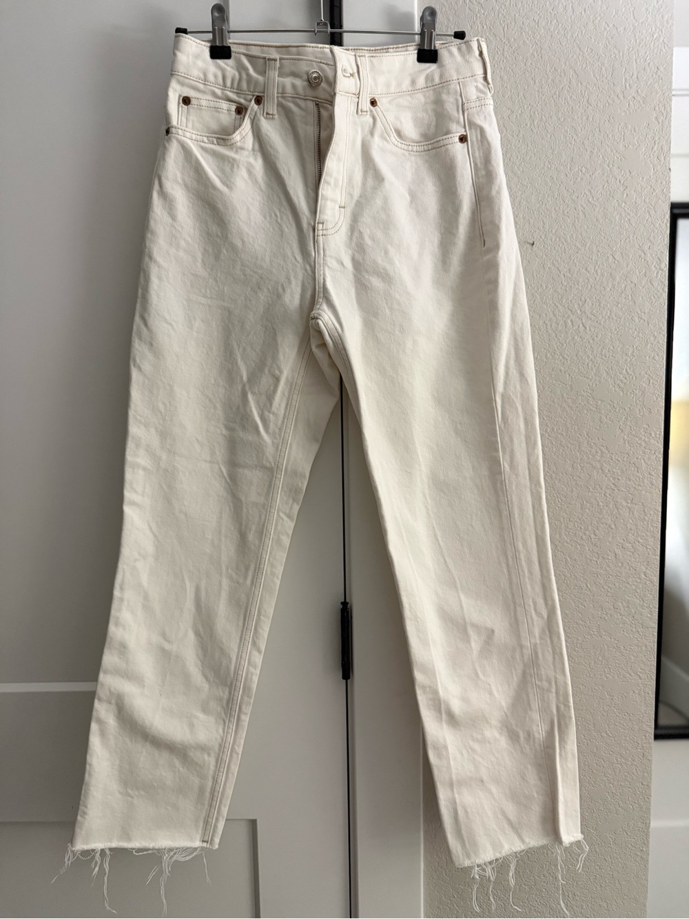 Topshop White Straight Leg Jeans High Rise W26 L32 Raw Hem